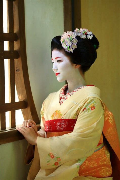 maiko her name is katsuna japan kyoto geisha maiko kimono 芸妓 芸者 日本美人