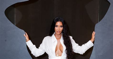 E Kim Kardashian aposta no decote para não perder a personalidade