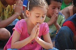 08-17-Kids-praying - Virginia Mennonite Missions