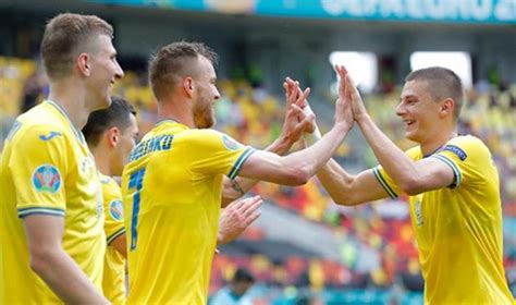 На даху багаторівневого паркінгу аеропорту зібралися тисячі українців з національною символікою. Збірна України з футболу вперше в історії пробилась до ...