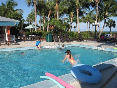 4.4 / 5 1411 reviews. Panoramio - Photo of Holiday Inn Resort-Sanibel Island