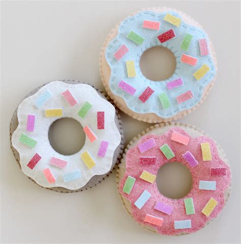 Make Felt Donuts For Fun Food Play Or Simple Hanging Christmas Ornaments
