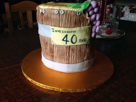 Animazione ed eventi da diversi anni realizza bellissime decorazioni per torte di compleanno e per torta di compleanno per uomo. La Casa sull'Albero: Torta "Botte di Vino Buono"