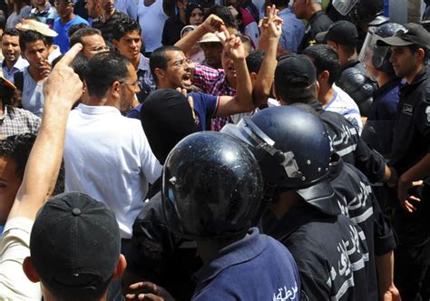 Tunisian Police Fire In Air To Disperse Rioters Stuff Co Nz