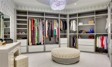 Amount of space you hav. 14 Must-Have Walk-In Closet Design Features | European ...
