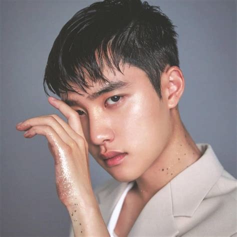 Saya bisa kemana saja dengan tangan ibu di tangan saya, tulis lay yang juga menambahkan gambar hati di. Tetap Keren, Ini 6 Ekspresi Muka Datar D.O EXO - Foto 1