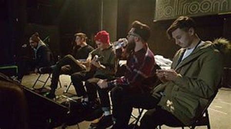 Lirik terlalu cinta dari rossa ini dipublikasikan pada tanggal 2 februari 2007 (15 tahun yang lalu).belum ada info detil tentang single ini. Terjemahan Lirik Lagu Wish You Were Here - Neck Deep: Seandainya Kamu di Sini - Tribun Manado