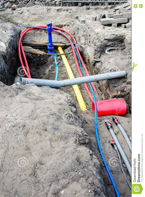 Het Leggen Van Ondergrondse Kabels En Pijpen In Woonconst Stock Foto Afbeelding Bestaande Uit