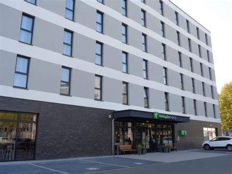 Car rental services are also provided. "Außenansicht" Holiday Inn Express Frankfurt Airport ...