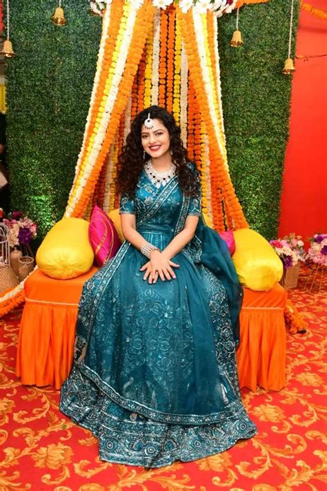 Chahun Mai Ya Naa Singer Palak Muchhal Looks Pretty At Her Mehendi Ceremony How To Look Pretty