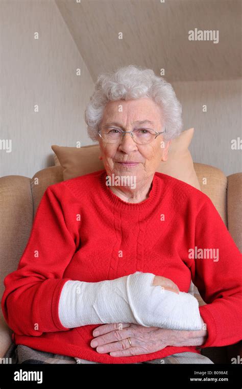 Senior Woman Her Right Hand In A Cast Stock Photo Alamy