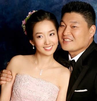 스포츠월드=유수연 온라인 뉴스 기자 방송인 강호동 아들 강시후군이 골프 꿈나무로 뉴스에 깜짝 등장했다. 강호동 아내 이효진 부인 직업 아들 시후 운명적 만남