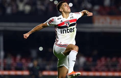 A partir de agora, vocês acompanham todas as emoções do duelo entre são paulo e chapecoense, pela 11ª rodada do. São Paulo x Chapecoense - SPFC