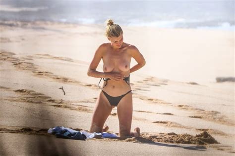 Kelly Rohrbach Mostrando Las Tetas En Una Playa De Hawaii Bytesexy