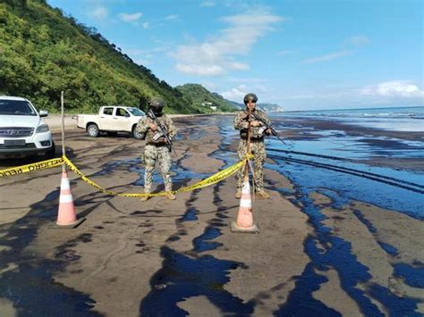 El derrame de petróleo en Esmeraldas tiñó de negro la playa Las Palmas