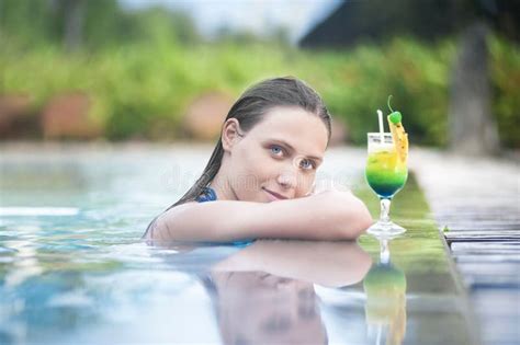 sexy frau die im pool mit einem cocktail sich entspannt stockfoto bild von blau luxus 30140052