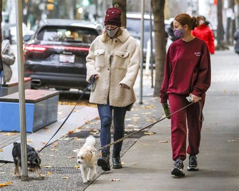Lili Reinhart E Madelaine Petsch Caminhando Pelas Ruas De Vancouver 29