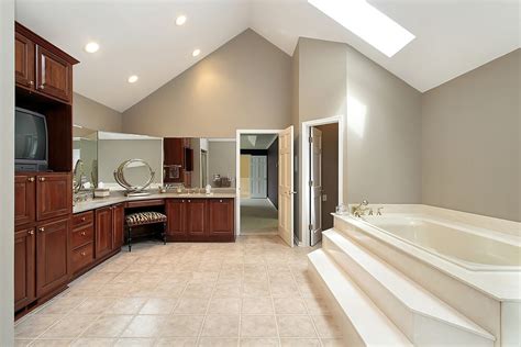 The main amenities are located near the center of the room, creating a circular traffic flow to the layout. 30 Bathrooms with L-Shaped Vanities