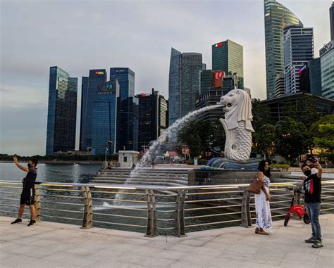 Tourists Taking Photos At Merlion Park In Singapore During The Covid 19