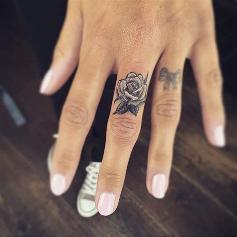 Pin By Daniela Cardenas On Tattoo Inspiration Finger Tattoos Finger