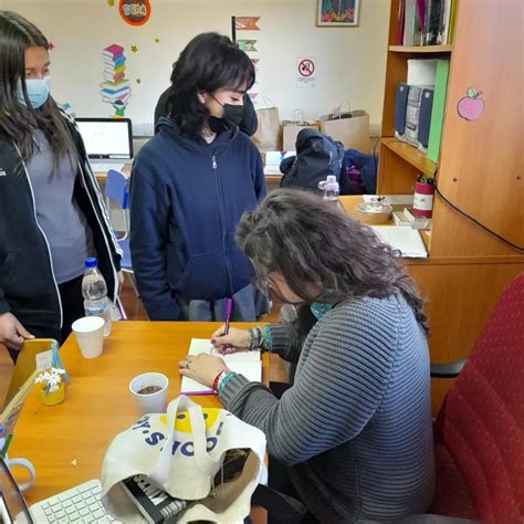 María José Navia Escritora Chilena Y Profesora De La Universidad Católica De Chile Visita