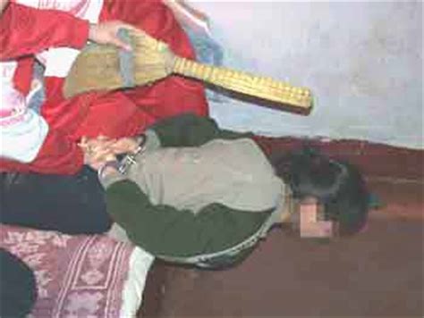 Fesseln sind für paare entworfen, die ihrer fantasie im schlafzimmer freien lauf lassen möchten. Darstellung der Foltermethoden im Masanjia ...