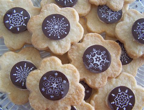 Downsize them a bit for a holiday cookie plate. A SENSE OF CHRISTMAS TRADITION | A TASTE OF CAROLINA