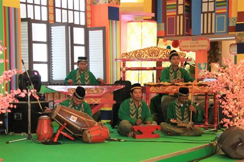 Serangko merupakan alat musik tradisional dari tanduk kerbau yang berasal dari jambi dengan jenis bunyi aerofon. Alat Musik Tradisional Betawi | Blog SR28Jambi
