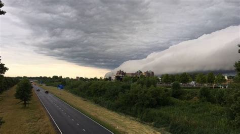 Nederland wordt woensdag geteisterd door een westerstorm. Ergste voorbij, KNMI schaalt af naar code geel | NOS