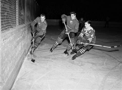 Stök efter hammarby djurgården 1993 divx ssc. Stadion. Ishockeymatch mellan Hammarby och Djurgården ...