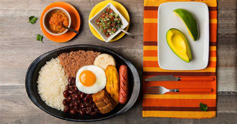 A paisa is someone from a region in the northwest of colombia, including the part of the andes in colombia. Receta Colombiana, una rica bandeja Paisa | Recetas Nestlé