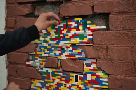 Jan Vormann Repareert Gaten In Muren Met Lego Mixed Grill Lego