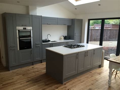 When it comes to kitchen diner ideas, there really is something for everybody. Shaker Kitchen in Gullwing and Winter White | Minimalist ...