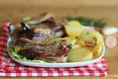 Amici cari, oggi ho preparato una ricetta di carne buonissima, un secondo ottimo sia per il pranzo che per la cena, buono da mangiare in famiglia. COSTINE DI MAIALE CON PATATE AL FORNO | Ricette, Maiale al ...