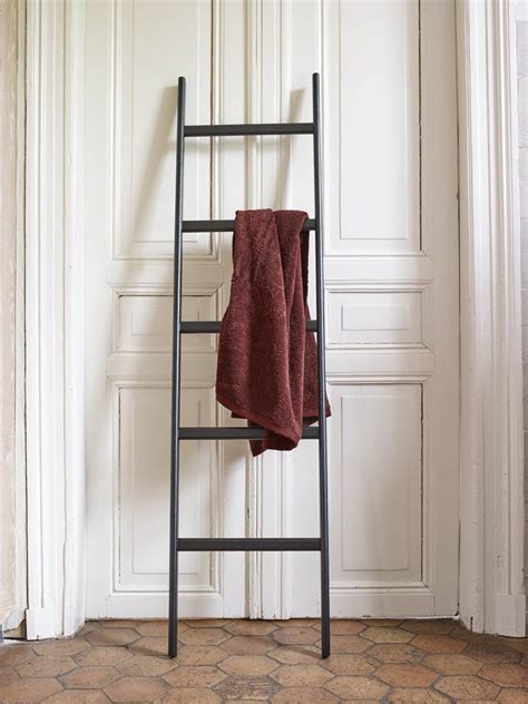 Handtuchhalter aus holz sind ein praktischer einrichtungsgegenstand im badezimmer, um die handtücher zum trocknen aufzuhängen und zu verstauen. Handtücher Bad Leiter Holz Eiche : Aquanova Eichenhandtuchleiter Mink Farbe Schwarz Mintll 09 ...