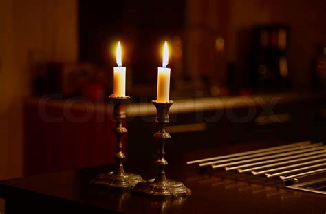 Romantische Kerzen Auf Dem Tisch Stock Bild Colourbox