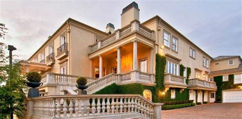 Elon musk, founder of spacex and chief executive officer of tesla inc., arrives at the axel springer award ceremony in berlin, germany, on. Dit is de bescheiden villa van dik $24.000.000 van Tesla ...