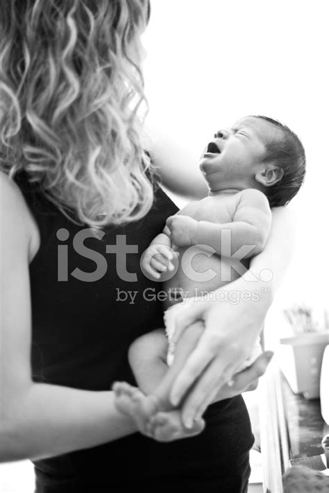 Schwarz Wei Bild Der Mutter Mit Ihrem Neugeborenen Weinen Stockfoto Geb Hrenfrei Freeimages