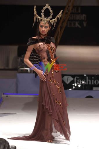 Fashion Show Baju Transparan Sentube Indonesia