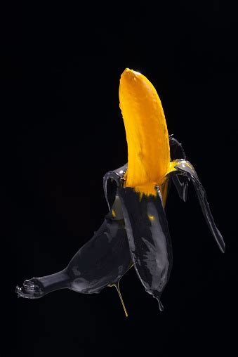 바나나 페인트 검은 색 배경 에 노란색 검은 색 페인트 바나나 기이함에 대한 스톡 사진 및 기타 이미지 기이함 음식 개념