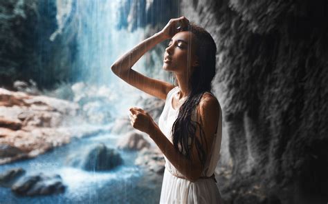 Hintergrundbilder Sonnenlicht Wasserfall Frau Modell Geschlossene Augen Wasser Rock
