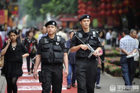 警察用武力驅趕示威者。 msc, trad.警察用武力驱赶示威者。 msc, simp. jǐngchá yòng wǔlì qūgǎn shìwēizhě. 中国警察执勤可以拿枪吗？ - 知乎
