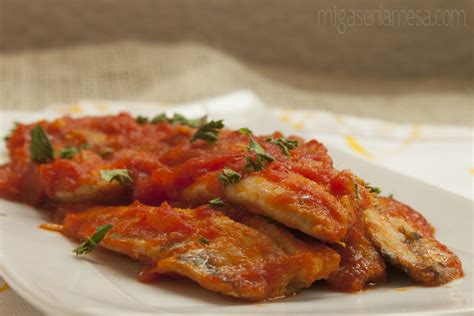 Sardinas Tomate Migas En La Mesa