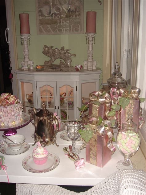 Wayfair.de has been visited by 100k+ users in the past month Pink shabby chic tea sunroom decorated for Christmas ...