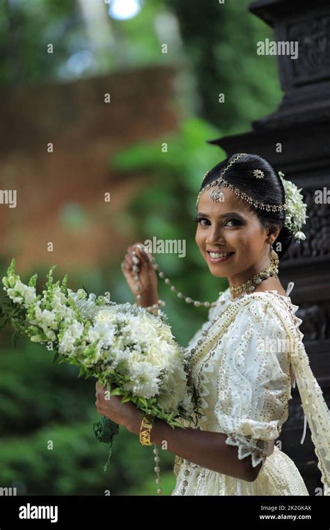 Sri Lankan White Kandyan Bride Stock Photo Alamy