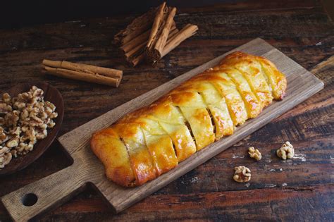 Raspberry pie (homemade pie crust) a delicious homemade pie, this recipe only makes enough dough for a bottom crust, i don't add a top layer to my pies in order to keep the calories & the carbs at a reasonable level. Low-Carb Baklava Braid Recipe - Simply So Healthy