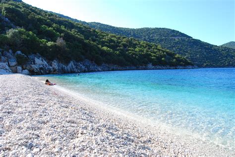 The square is filled with coffee shops, bars and gyros (greek kebab) cafés where people sit outside and take in the atmosphere. Kefalonia Strand - Kefalonia Griechenland
