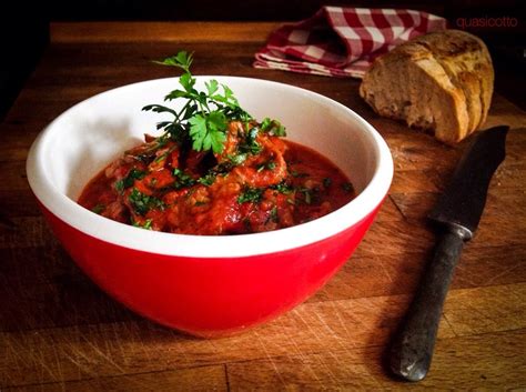 Se amate le ricette di secondi piatti di carne con il manzo, date un'occhiata anche alla tagliata di carne con salsa al gorgonzola, alla costata di fate scaldare un bistecchiera leggermente oliata e fateci cuocere gli straccetti di manzo. Gli straccetti di manzo alla cacciatora sono semplici e ...