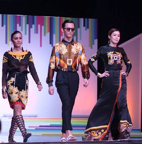 .chief judge of piala seri endon datuk dr mohamed najib ahmad dawa (2nd from left) inspect of the batik dresses on display during the piala seri endon 2018 serdang: Piala Seri Endon Batik Design Competition 2015 - Malaysian ...
