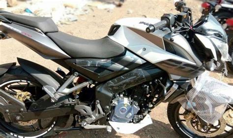 Check colour variants of new bajaj pulsar ns200. 2017 Bajaj Pulsar NS 200 white & black colour spied ...